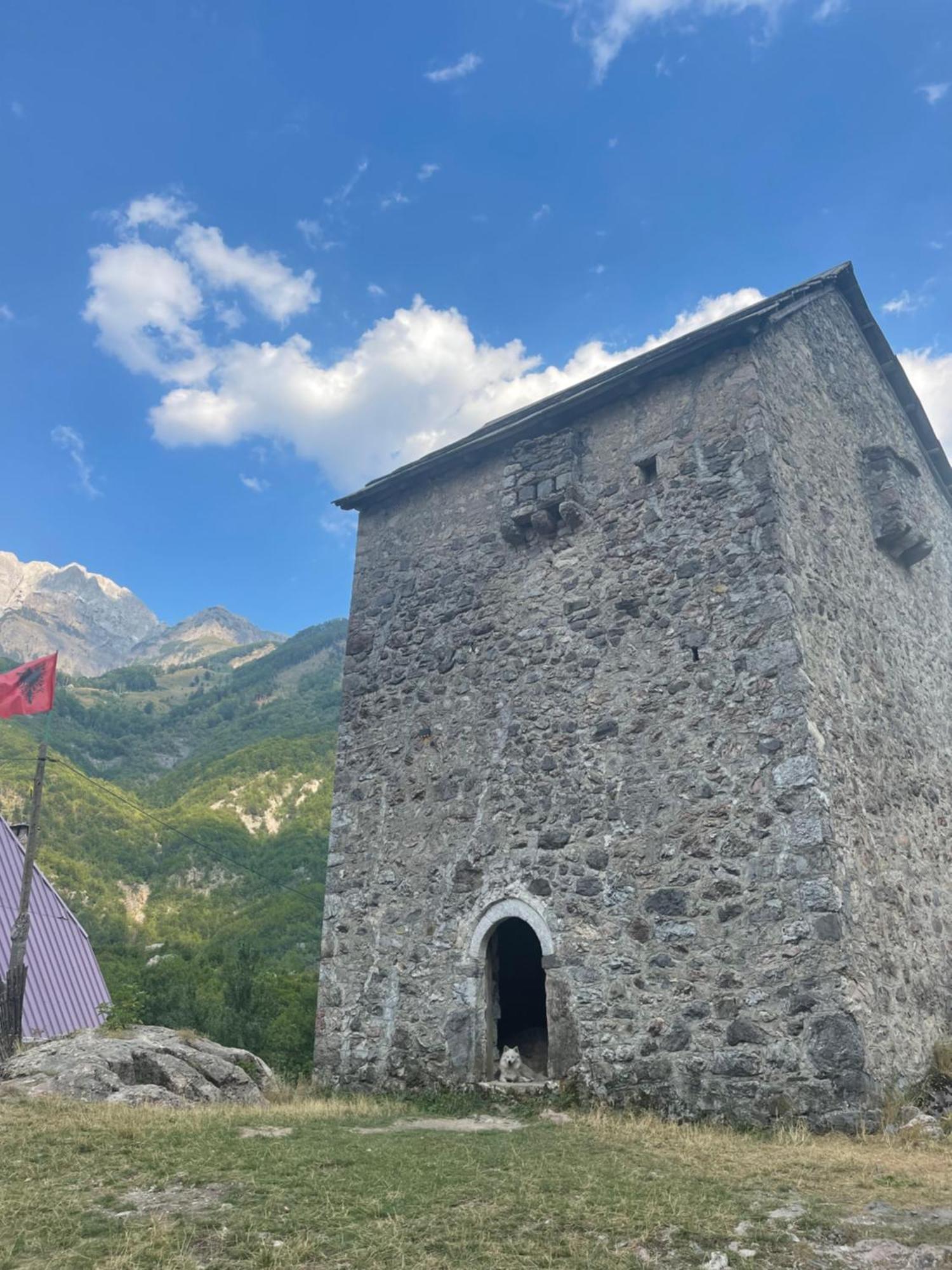 Bujtina Te Kulla Hotel Grunas Buitenkant foto