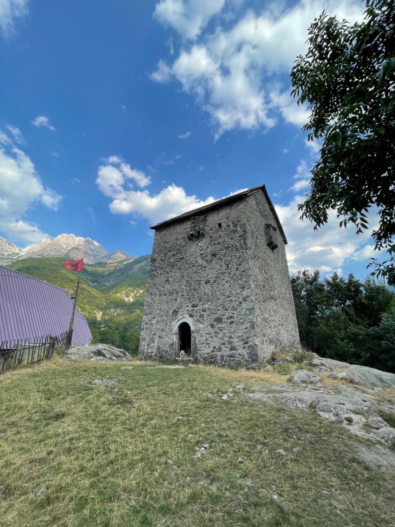 Bujtina Te Kulla Hotel Grunas Buitenkant foto